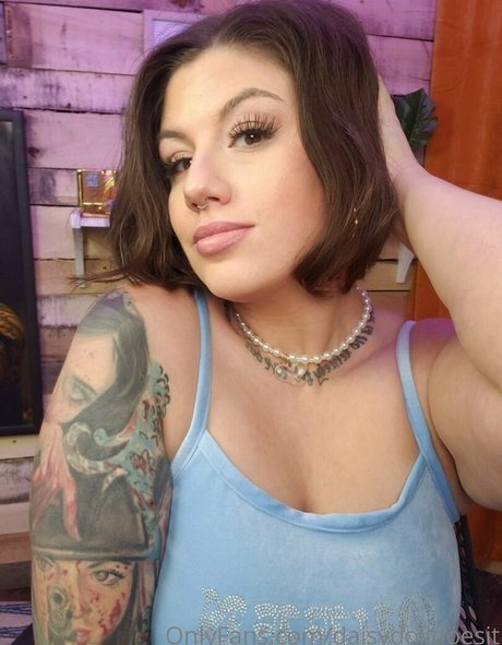 Naakte gelekte OnlyFans-foto van Daisydolldoesit