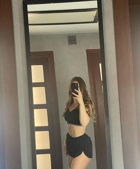 Naakte gelekte OnlyFans-foto van Mia Brown