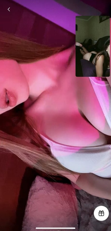 Naakte gelekte OnlyFans-foto van Amina