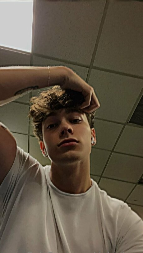 Naakte gelekte OnlyFans-foto van Dakarluca