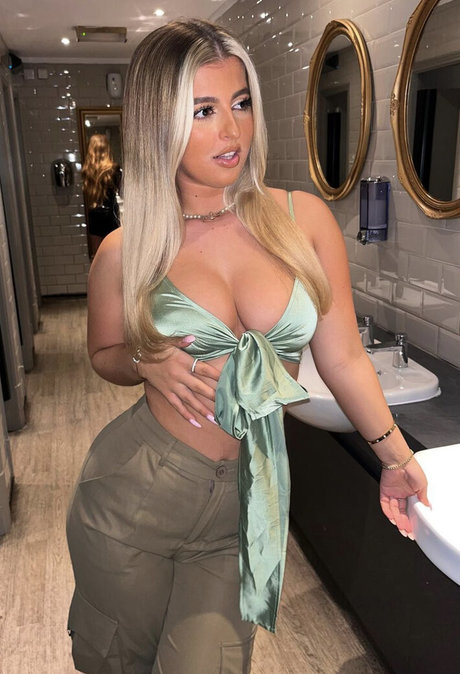 Naakte gelekte OnlyFans-foto van Izzy Taffs