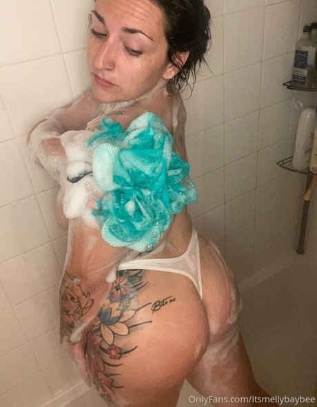 Naakte gelekte OnlyFans-foto van Itsmellybaybee
