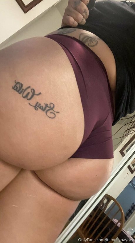 Naakte gelekte OnlyFans-foto van Itsmellybaybee