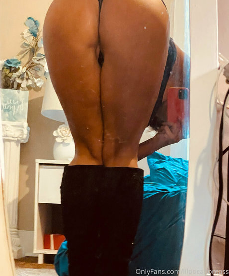 Naakte gelekte OnlyFans-foto van Lilpocahontass