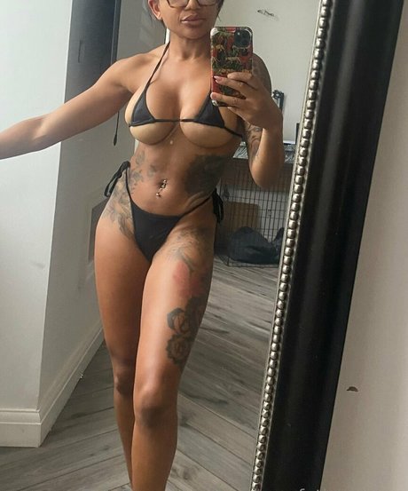 Naakte gelekte OnlyFans-foto van Kikiluxxxe