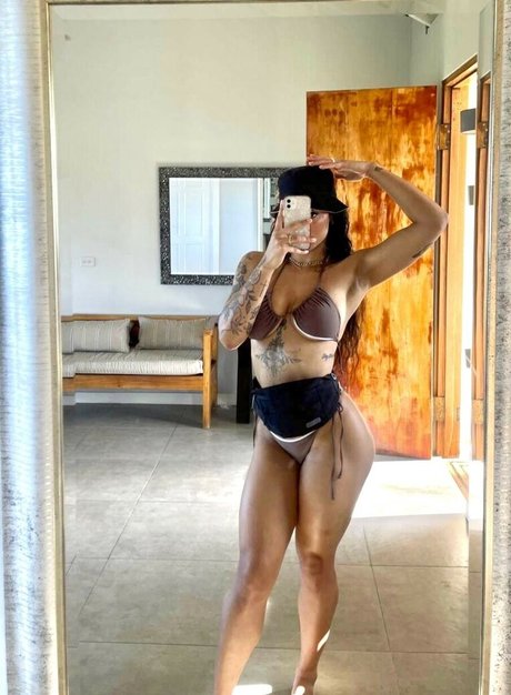 Naakte gelekte OnlyFans-foto van Carissa Amaria