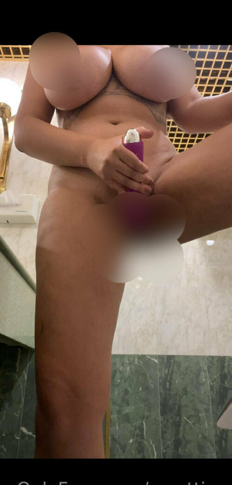 Naakte gelekte OnlyFans-foto van Sara Blue