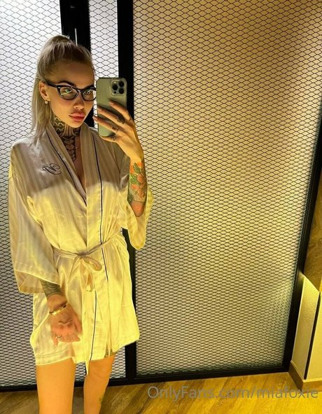 Naakte gelekte OnlyFans-foto van Miafoxie