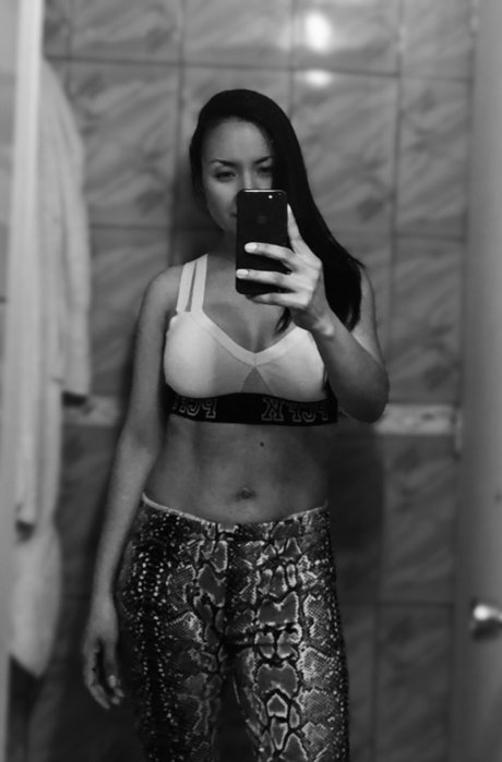 Naakte gelekte OnlyFans-foto van Mica V