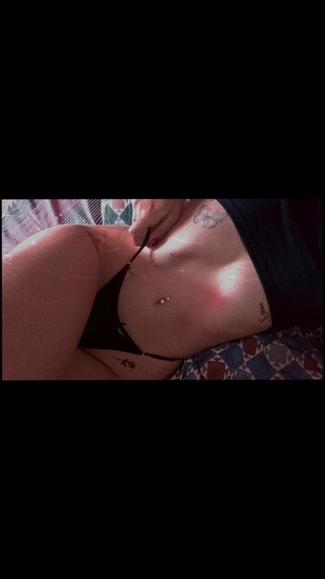 Naakte gelekte OnlyFans-foto van Mia Agustina