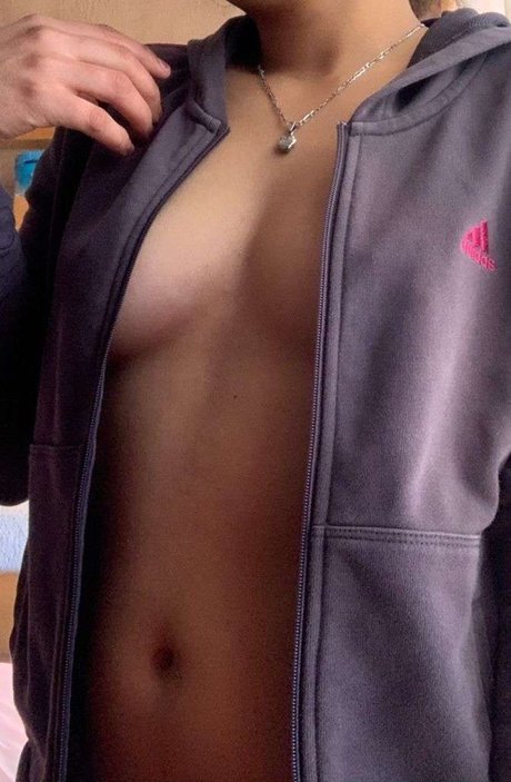 Naakte gelekte OnlyFans-foto van Monica Escobar