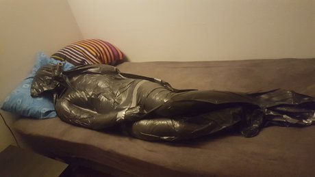 Naakte gelekte OnlyFans-foto van Bdsm Mummification