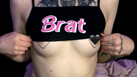 Naakte gelekte OnlyFans-foto van Baby Vampire
