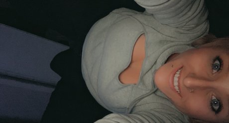Naakte gelekte OnlyFans-foto van Bella Parsons