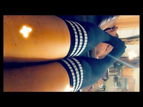 Naakte gelekte OnlyFans-foto van Mila Venus