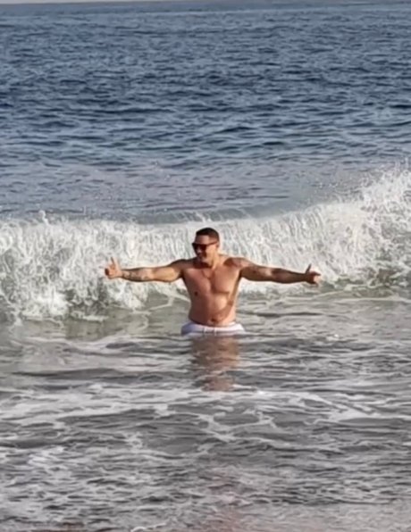 Naakte gelekte OnlyFans-foto van Milan Thomson