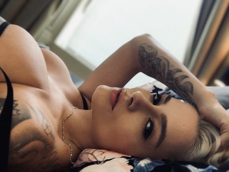 Naakte gelekte OnlyFans-foto van Mila Milan