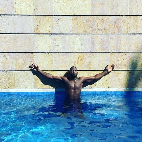 Naakte gelekte OnlyFans-foto van Mike Queenz