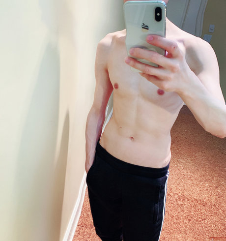 Naakte gelekte OnlyFans-foto van Asian Twink Top