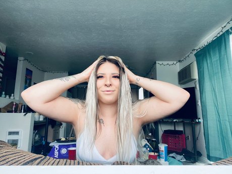 Naakte gelekte OnlyFans-foto van Charlotte Davis