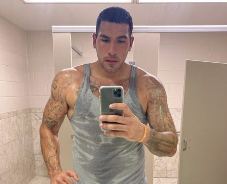 Naakte gelekte OnlyFans-foto van Daniel Napolitano