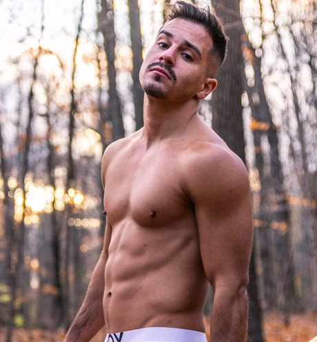 Naakte gelekte OnlyFans-foto van Etienne