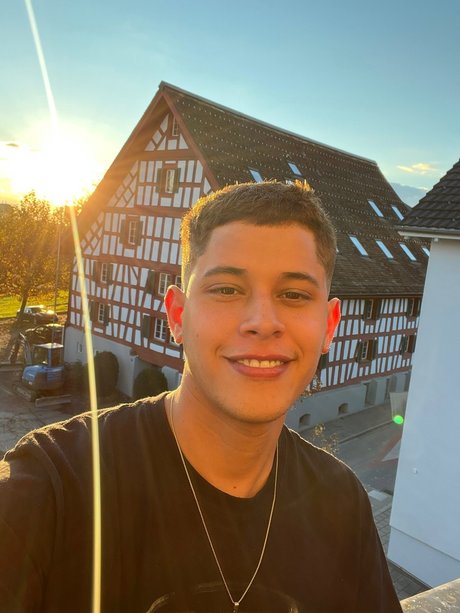 Naakte gelekte OnlyFans-foto van Andy Mrquez