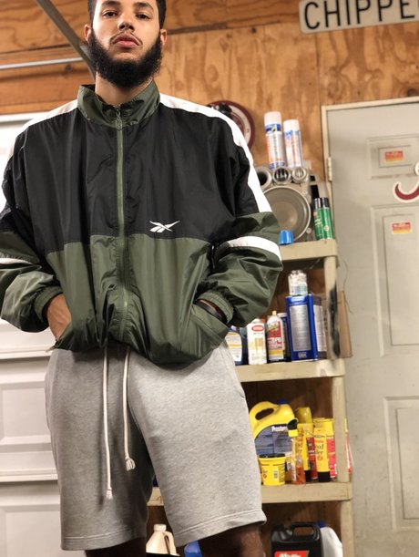 Naakte gelekte OnlyFans-foto van Cave Maker