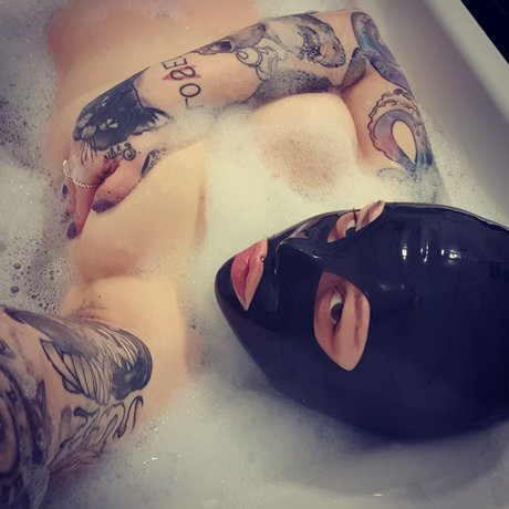 Naakte gelekte OnlyFans-foto van Midnight Queen 