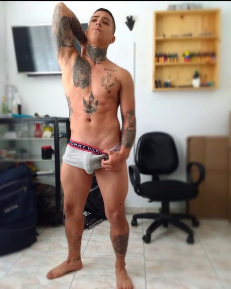 Naakte gelekte OnlyFans-foto van Miguel Angel Castao