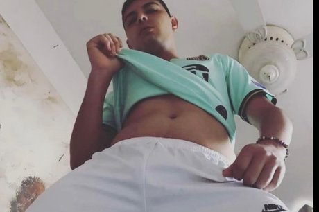 Naakte gelekte OnlyFans-foto van Michael Gutierrez