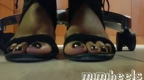 Naakte gelekte OnlyFans-foto van Mimi Heels