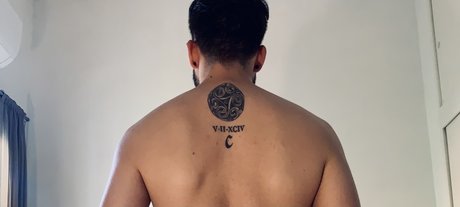 Naakte gelekte OnlyFans-foto van Camilo Sichaca