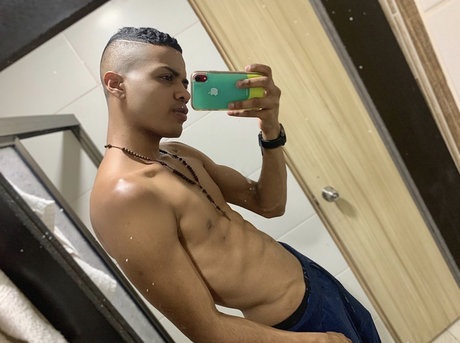 Naakte gelekte OnlyFans-foto van Andres F Armero