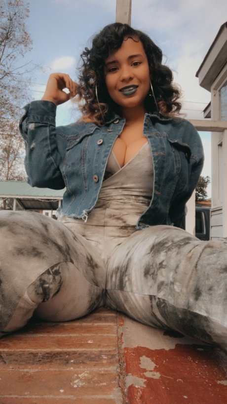 Naakte gelekte OnlyFans-foto van Cardi Redd