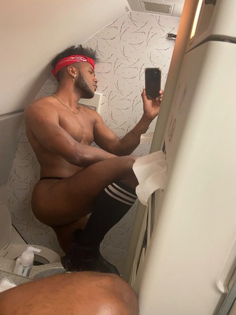 Naakte gelekte OnlyFans-foto van Caramelo Latino X