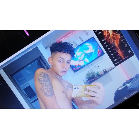 Naakte gelekte OnlyFans-foto van Camilo Martnez