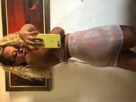 Naakte gelekte OnlyFans-foto van Winona