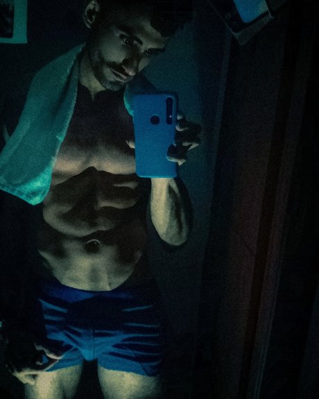 Naakte gelekte OnlyFans-foto van Carlos Garca