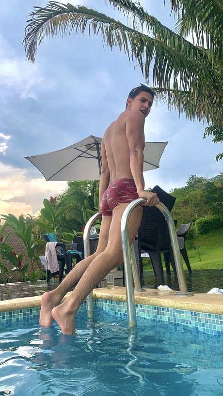 Naakte gelekte OnlyFans-foto van Yoel Lalo