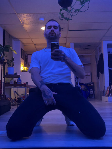 Naakte gelekte OnlyFans-foto van Cartierhartt