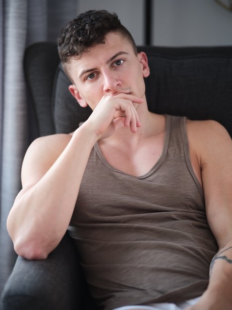 Naakte gelekte OnlyFans-foto van Military Duke