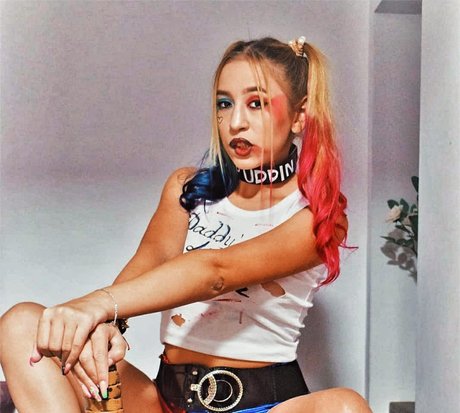 Naakte gelekte OnlyFans-foto van Mileymousse