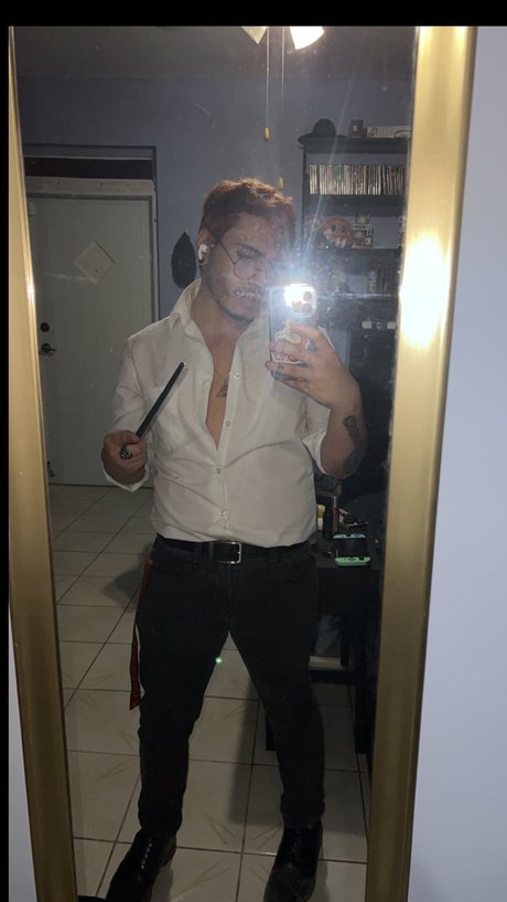 Naakte gelekte OnlyFans-foto van Miles  Short King 