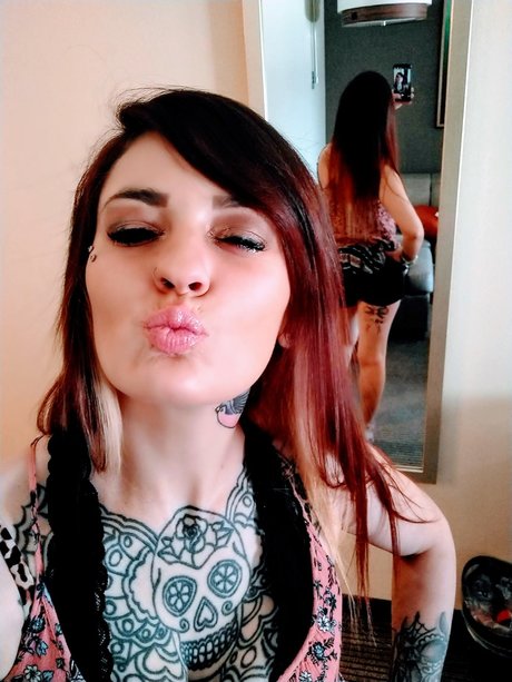 Naakte gelekte OnlyFans-foto van The Mile Hi Beauty 