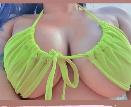 Naakte gelekte OnlyFans-foto van Ari