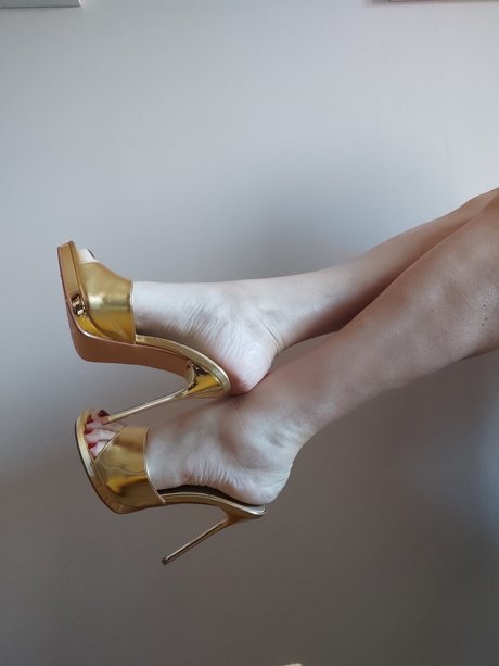 Naakte gelekte OnlyFans-foto van Miss Feet Tender