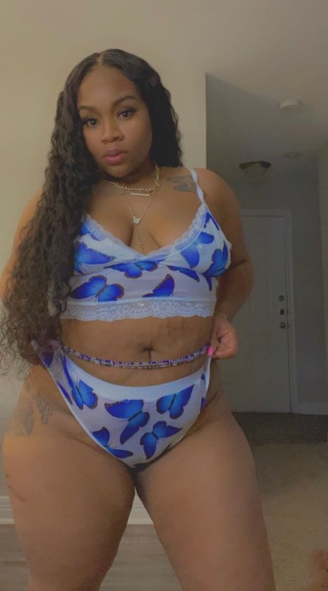 Naakte gelekte OnlyFans-foto van Bee