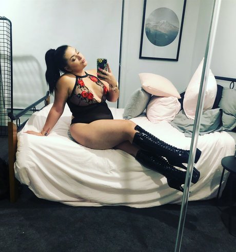 Naakte gelekte OnlyFans-foto van Miss Bambi