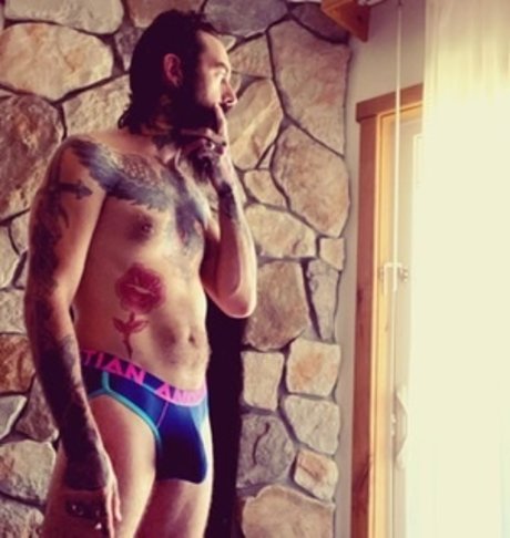 Naakte gelekte OnlyFans-foto van Jonny Cockswell